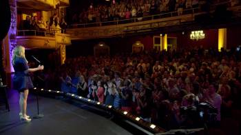 Screenshot 1 from Amy Schumer: Live at the Apollo (Full Movie)
