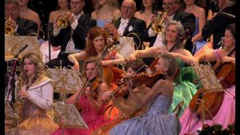 Screenshot 2 from André Rieu's 2024 Christmas Concert: Gold and Silver (Full Movie)