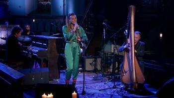 Screenshot 1 from Christmas in Ireland with Imelda May and Friends (Full Movie)