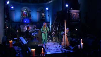 Screenshot 3 from Christmas in Ireland with Imelda May and Friends (Full Movie)