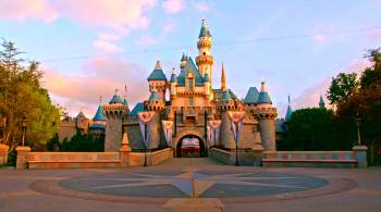 Screenshot 2 from Decorating Disney: Holiday Magic (Full Movie)