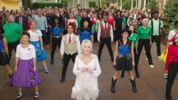 Screenshot 2 from Dolly Parton's Mountain Magic Christmas (Full Movie)