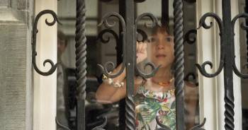 Screenshot 1 from Drôle de père (Full Movie)