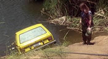 Screenshot 1 from Drowning Mona (Full Movie)