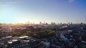Screenshot 3 from Eat, Love, London (Full Movie)