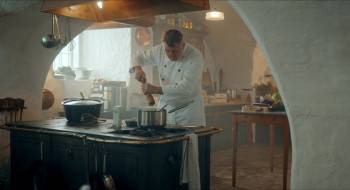 Screenshot 2 from Familien Jul og nissehotellet (Full Movie)