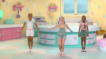 Screenshot 3 from Gabby's Dollhouse: Cat-Tastic Dance Along (Full Movie)