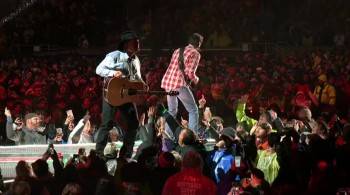 Screenshot 2 from Garth: Live at Notre Dame (Full Movie)
