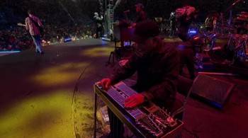 Screenshot 3 from Garth: Live at Notre Dame (Full Movie)