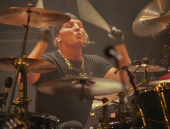 Screenshot 1 from Guns N' Roses: Live in New York (Full Movie)