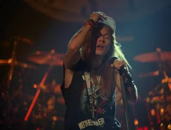 Screenshot 2 from Guns N' Roses: Live in New York (Full Movie)