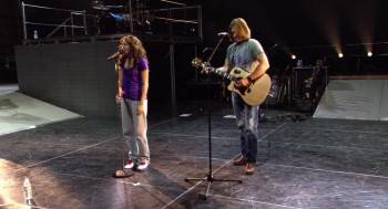 Screenshot 3 from Hannah Montana and Miley Cyrus: Best of Both Worlds Concert (Full Movie)