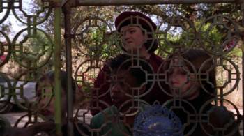Screenshot 1 from Harriet the Spy (Full Movie)