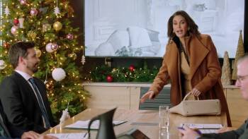 Screenshot 3 from How to Fall in Love by Christmas (Full Movie)