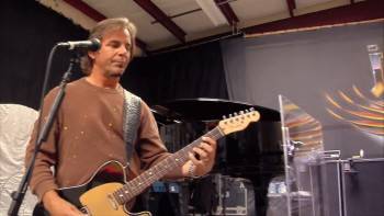 Screenshot 2 from Independent Lens Don't Stop Believin': Everyman's Journey (Full Movie)