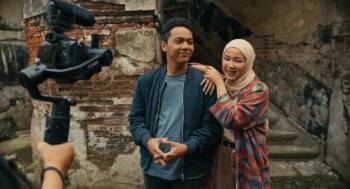 Screenshot 2 from Jurnal Risa by Risa Saraswati (Full Movie)