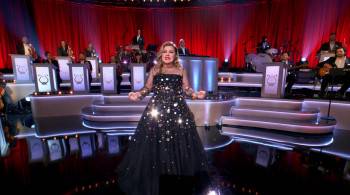 Screenshot 2 from Kelly Clarkson Presents: When Christmas Comes Around (Full Movie)