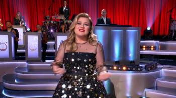 Screenshot 3 from Kelly Clarkson Presents: When Christmas Comes Around (Full Movie)