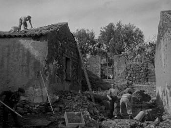 Screenshot 2 from La Terra Trema (Full Movie)