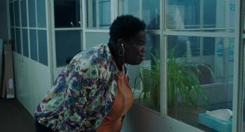 Screenshot 1 from L'employée du mois (Full Movie)
