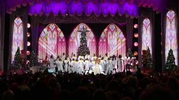 Screenshot 2 from Mariah Carey: Merry Christmas to All! (Full Movie)