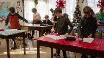 Screenshot 3 from Meet Me at the Christmas Train Parade (Full Movie)
