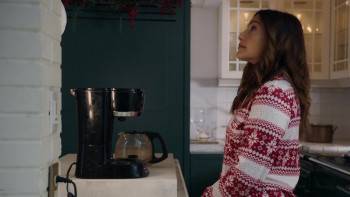 Screenshot 2 from Mystery on Mistletoe Lane (Full Movie)