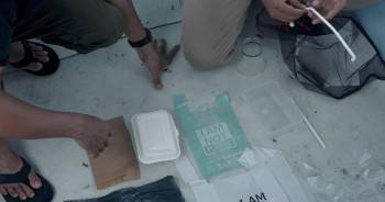 Screenshot 3 from Pulau Plastik (Full Movie)