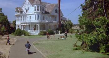 Screenshot 2 from Return of the Killer Tomatoes! (Full Movie)