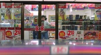 Screenshot 2 from Skinny Tiger and Fatty Dragon (Full Movie)