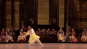 Screenshot 1 from The Bolshoi Ballet: Live from Moscow - Swan Lake (Full Movie)