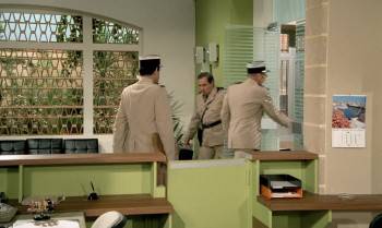 Screenshot 3 from The Gendarme and the Gendarmettes (Full Movie)