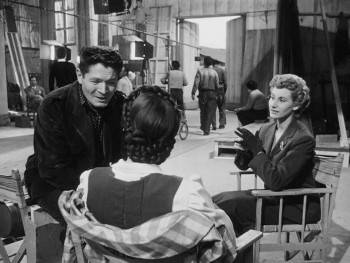 Screenshot 1 from The Lady Without Camelias (Full Movie)