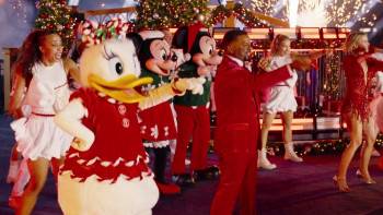 Screenshot 1 from The Wonderful World of Disney: Holiday Spectacular (Full Movie)