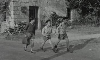 Screenshot 1 from War of the Buttons (Full Movie)